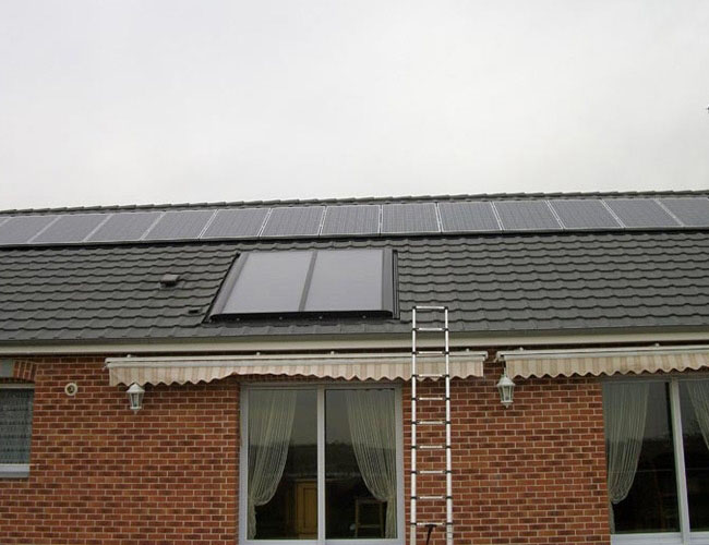 Installation de 14 panneaux solaires photovoltaïques Sharp 210