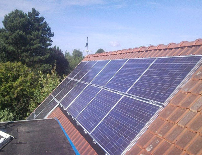 Installation de 16 panneaux solaires photovoltaïques