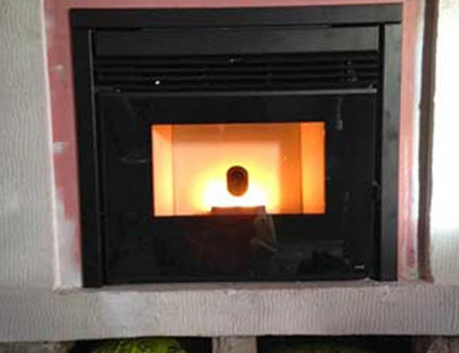 Installation d'un insert pellets MCZ dans une cheminée